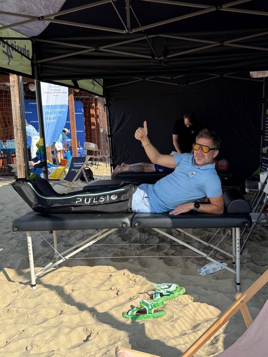 Fizjoterapia sportowa na turnieju siatkówki plażowej